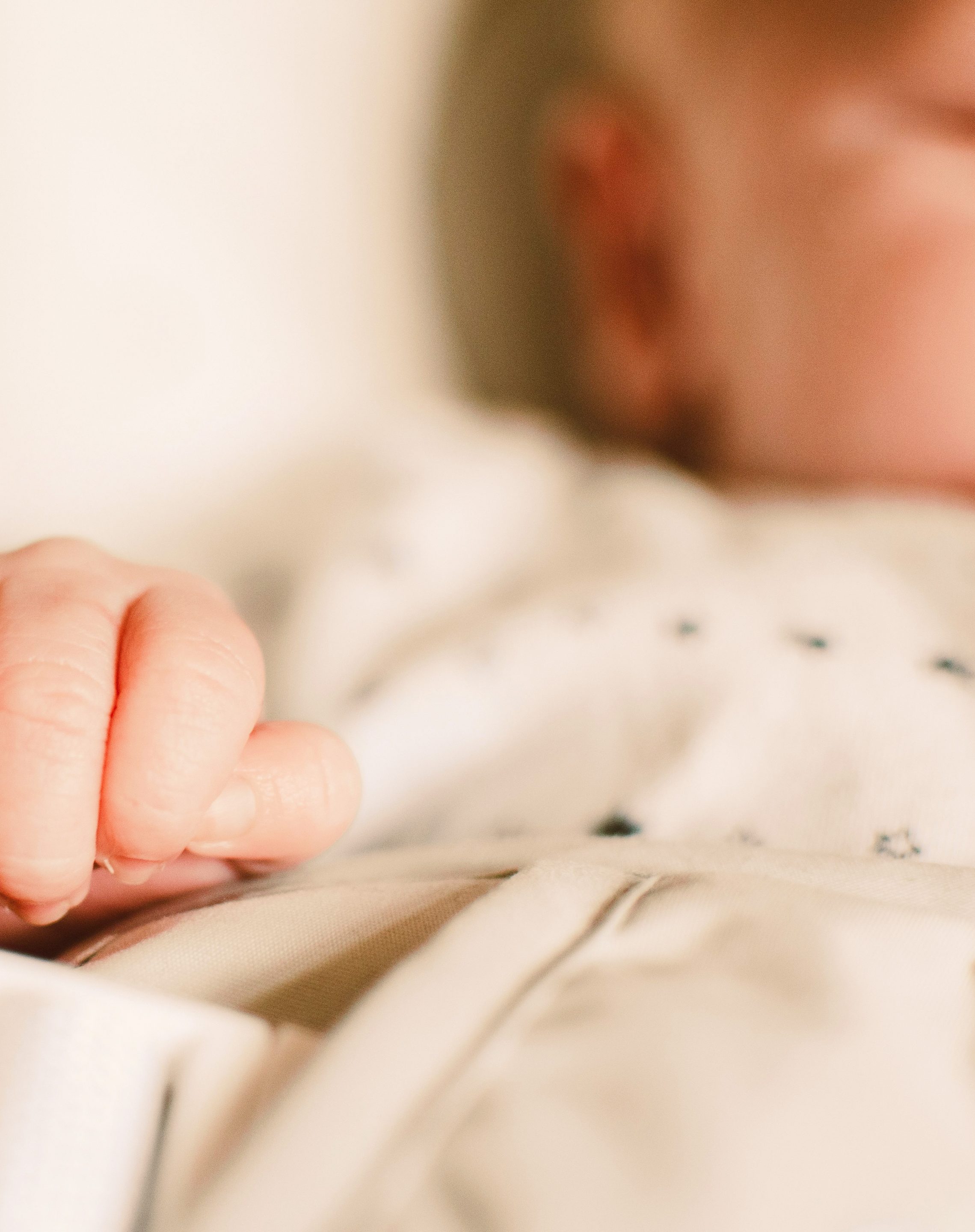 rencontre bébé avec la main de sa maman