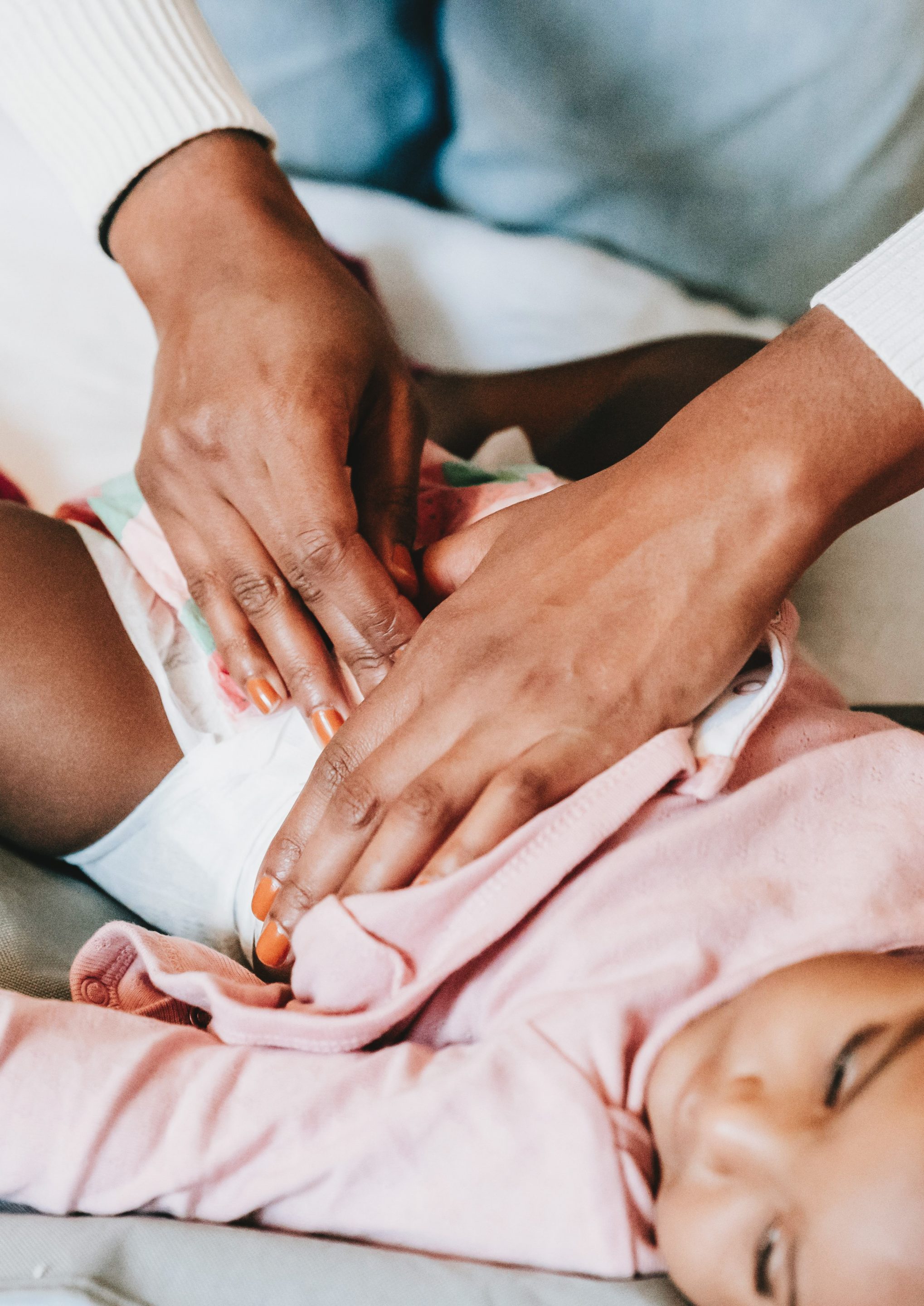bébé entrain de se faire masser 