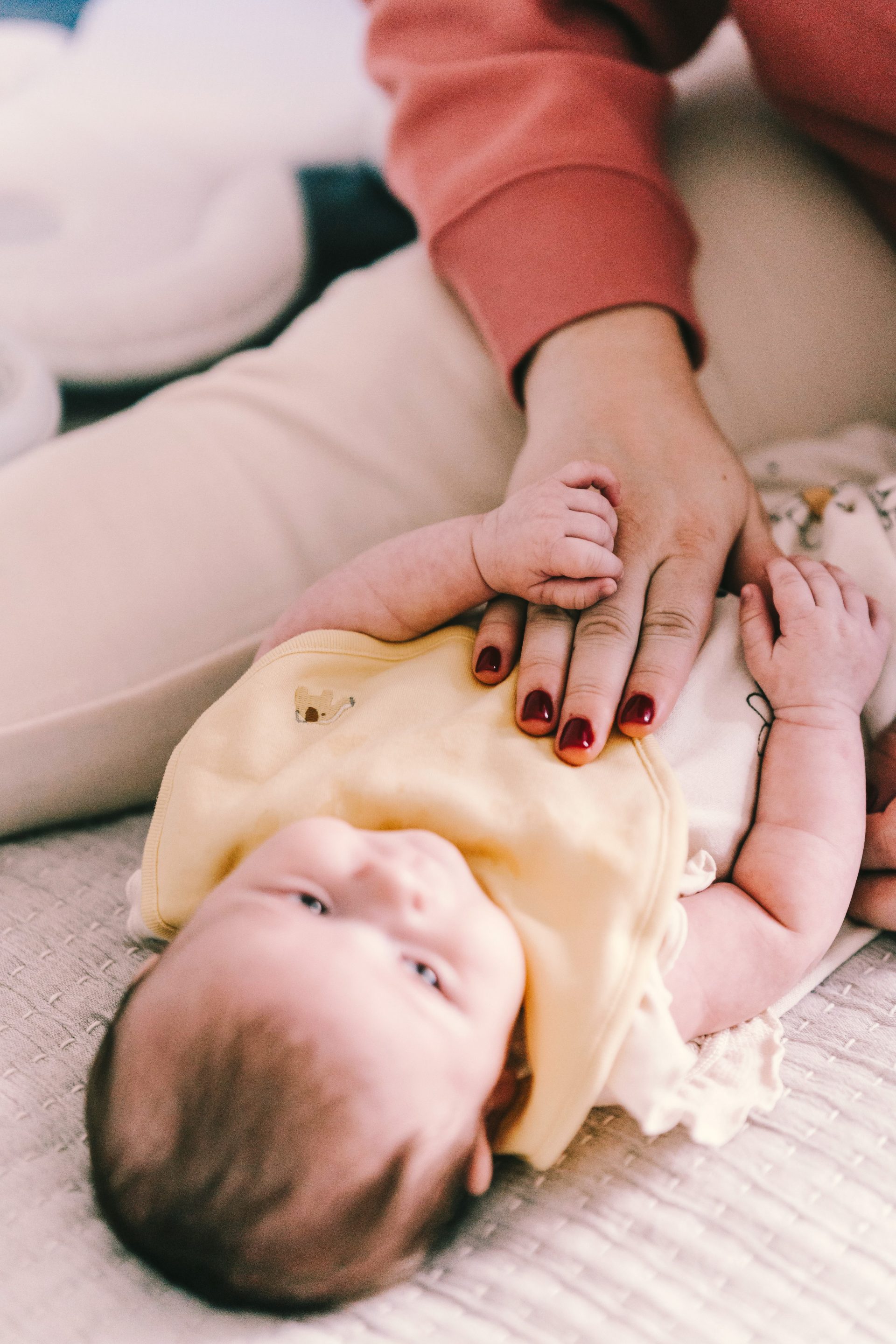 bébé entrain de se faire maser le ventre