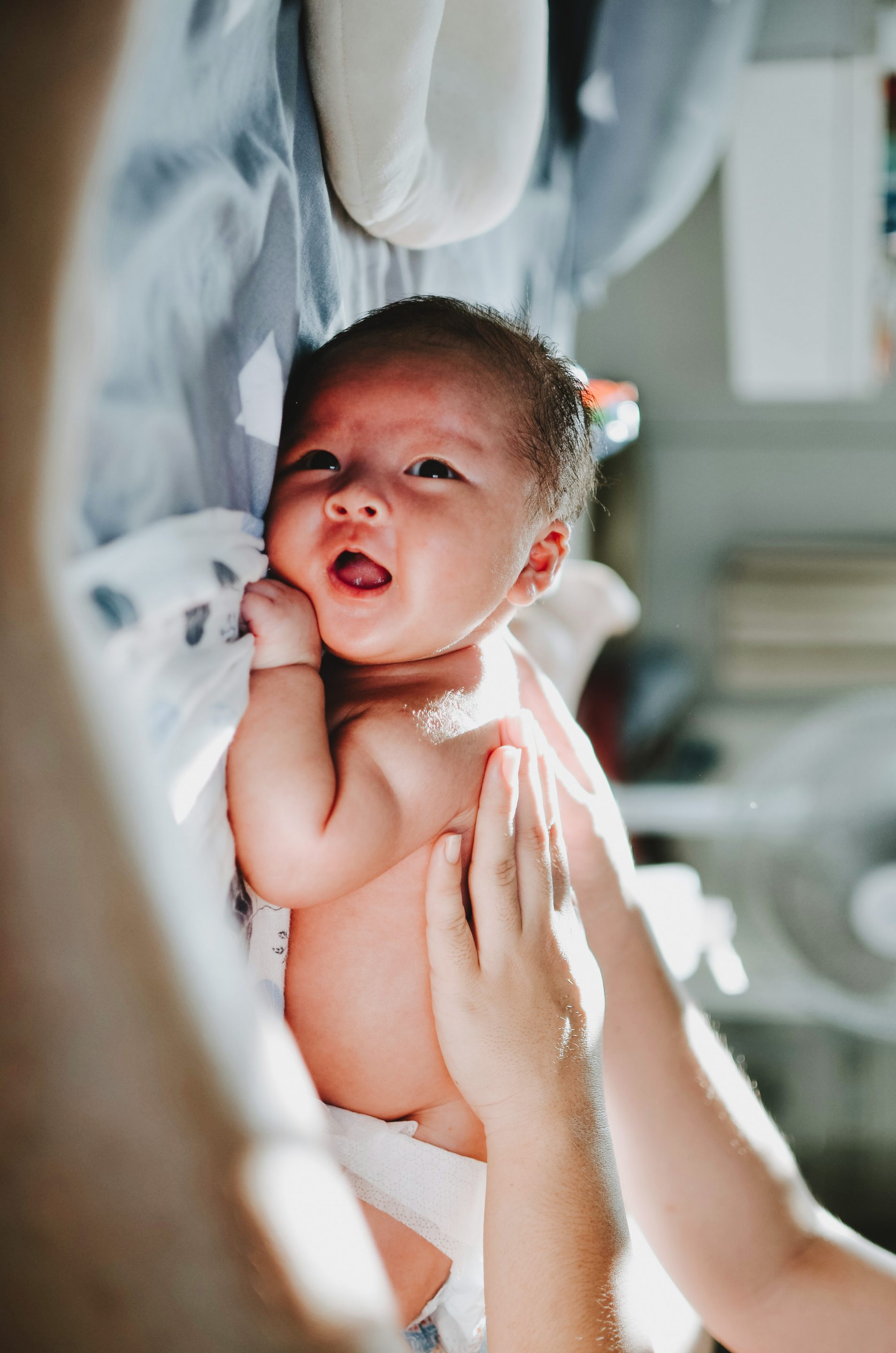 bébé sur le ventre entrain de se faire masser le dos